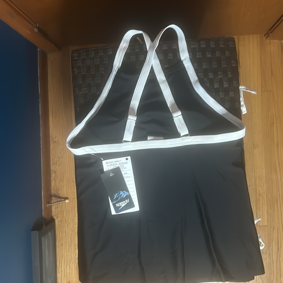 Women’s Small Black Speedo Eco Endurance Swim Top - Picture 2 of 3